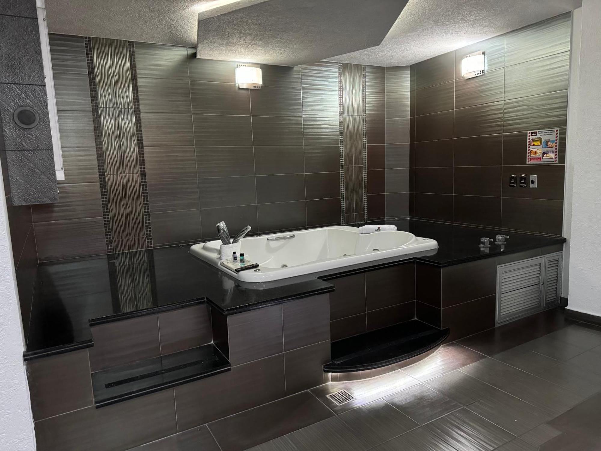 Suite with Spa Bath,1623711695:JPEG