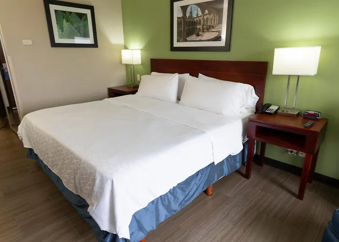 Holiday Inn Express Guadalajara Aeropuerto, an IHG Hotel Las Pintas